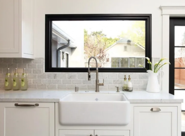 Kitchen set minimalis dengan jendela besar untuk sirkulasi udara dan pencahayaan alami